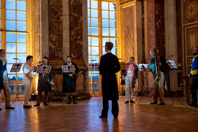 Julien de l'association Affordanse réarrange les partitions avec les musiciens.