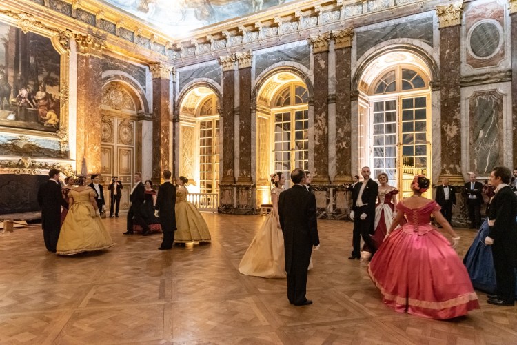 Crinolines et Fracs dansent le quadrille des lanciers dans le salon Hercules de Versaille